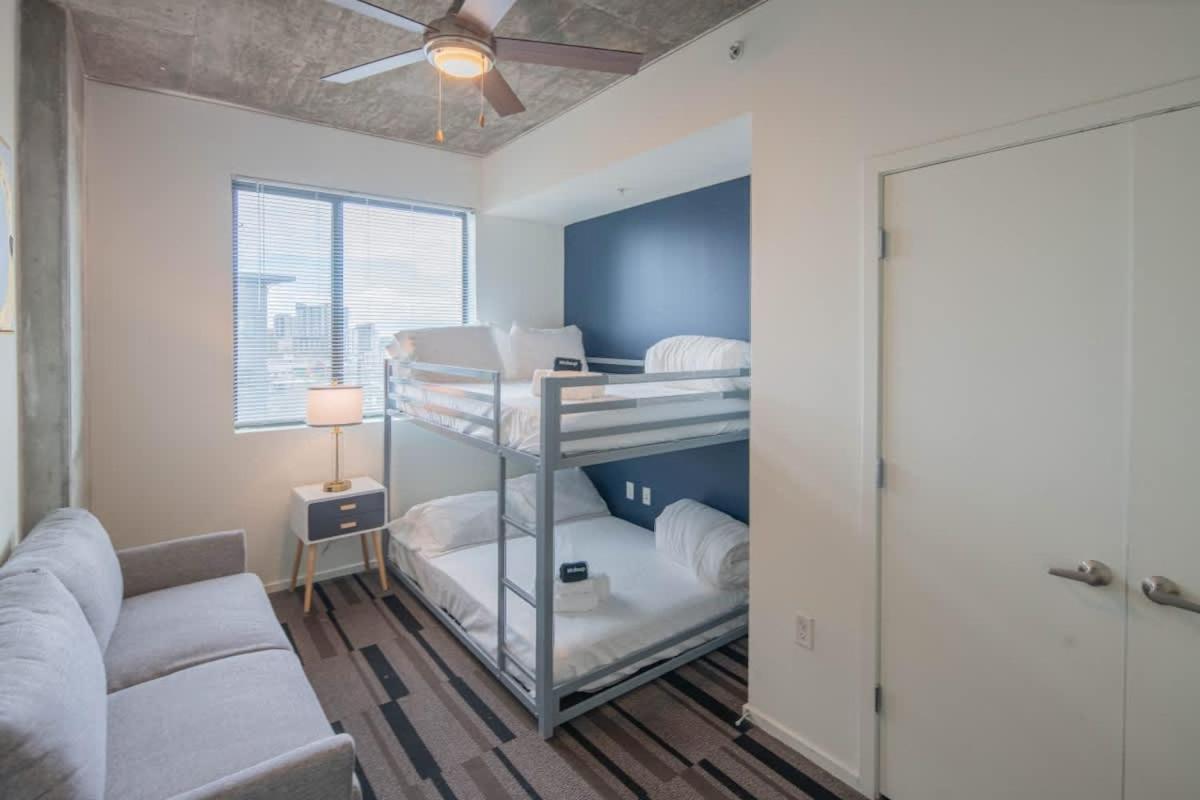Desirable 2bd - Dt, Gym, Pool, Parking Sleep8 Apartment *