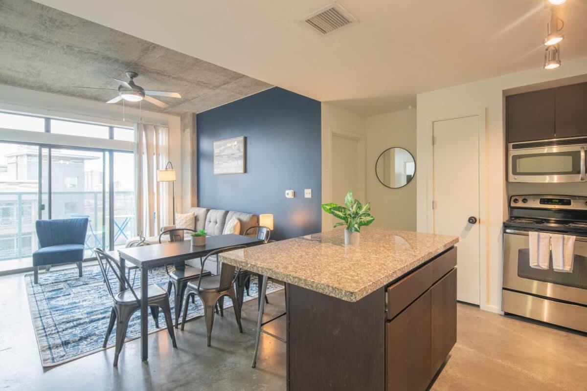 Desirable 2bd - Dt, Gym, Pool, Parking Sleep8 Apartment Phoenix