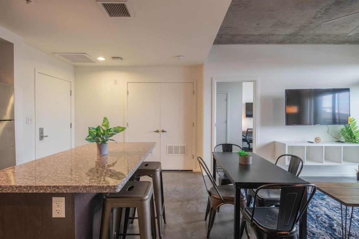 Desirable 2bd - Dt, Gym, Pool, Parking Sleep8 *