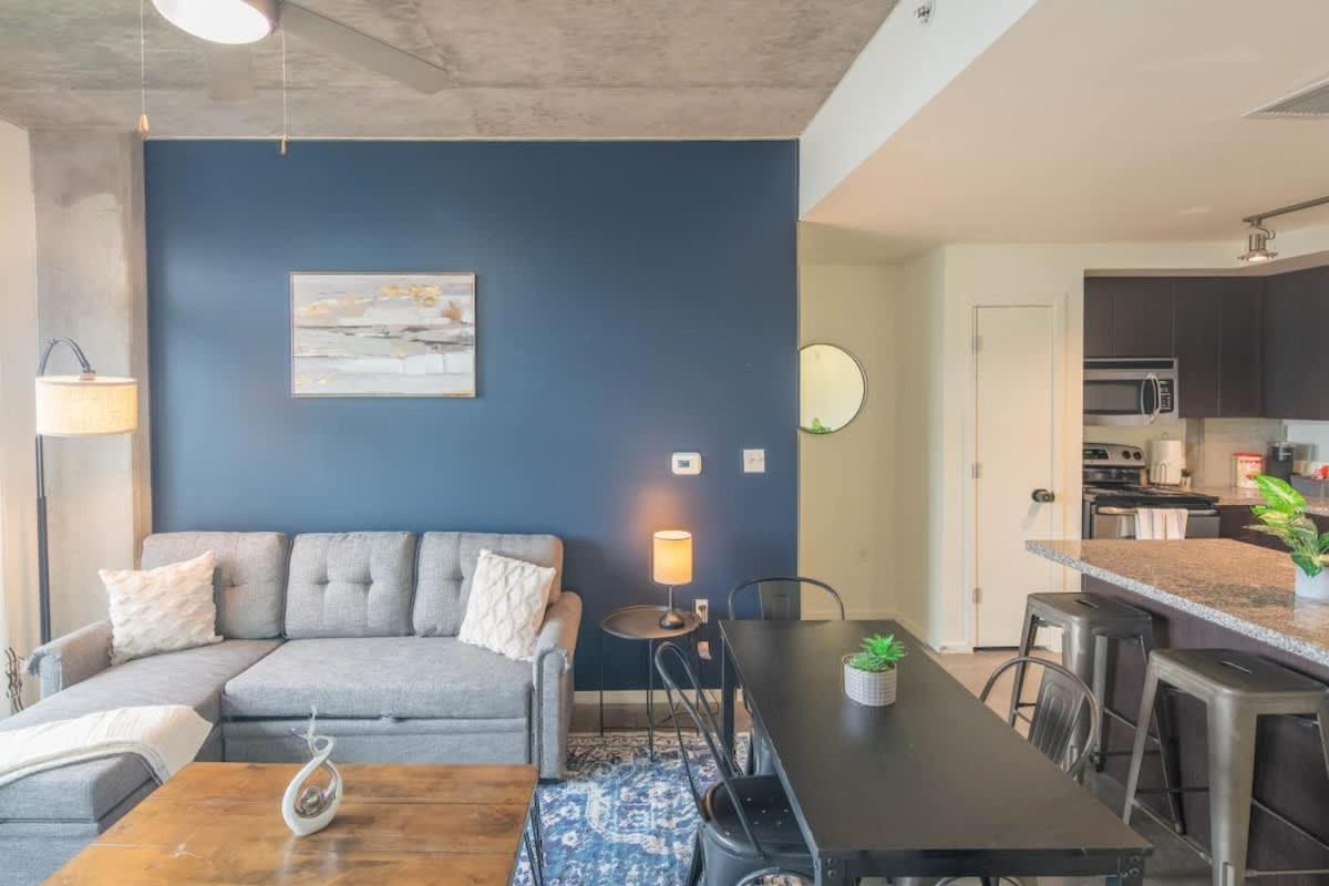 Desirable 2bd - Dt, Gym, Pool, Parking Sleep8 *